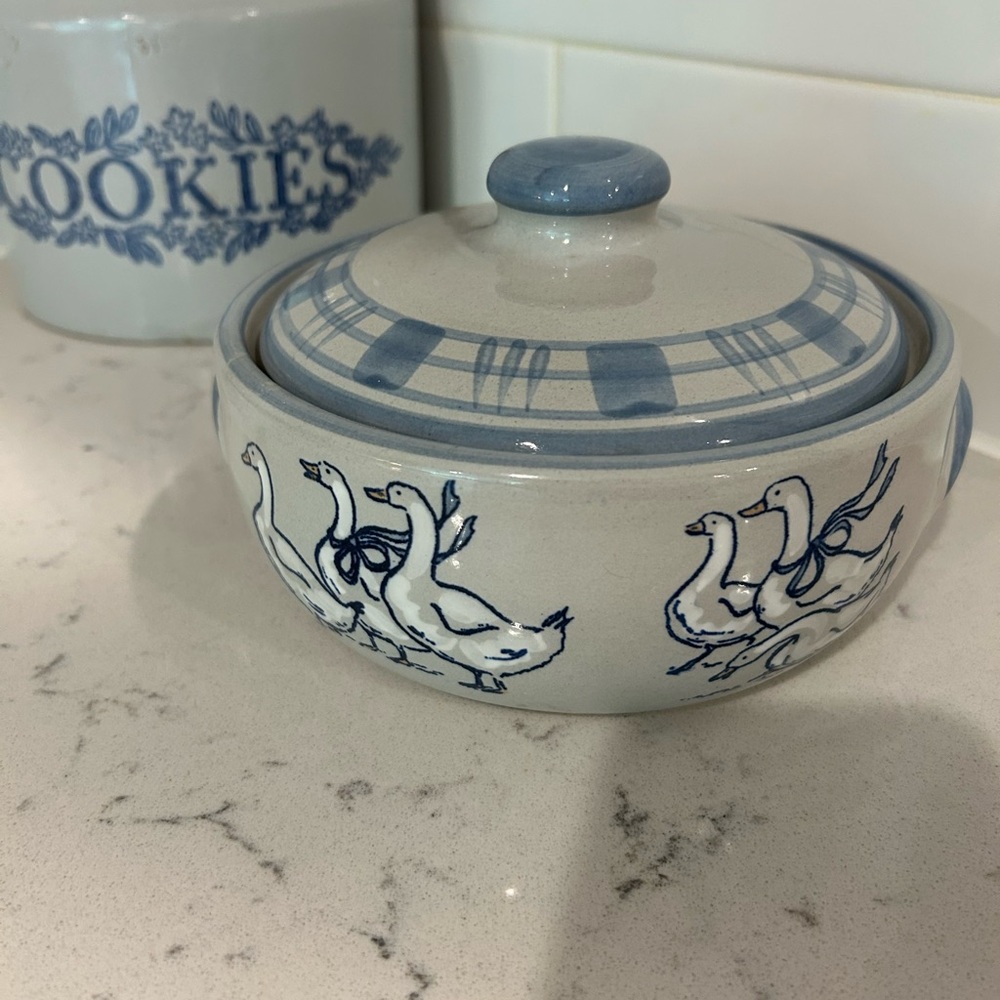 Louisville stoneware casserole bowl with lid